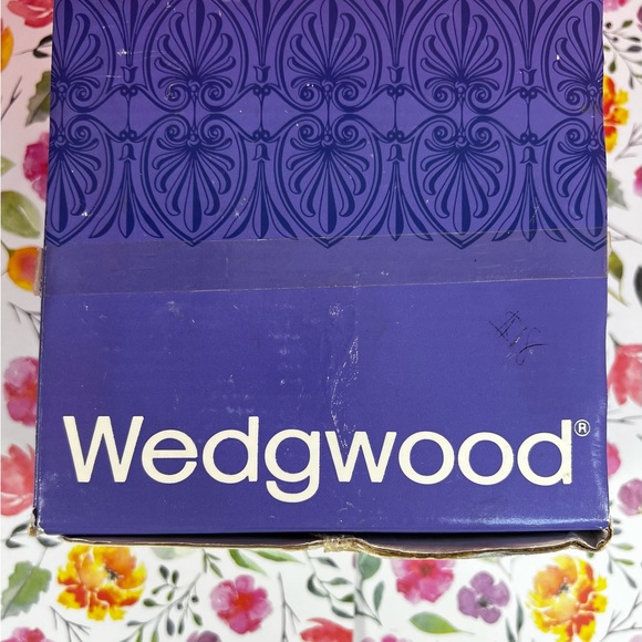 Wedgwood Blue Jasperware, Trinket Box With Lid, 5” Round Scalloped Garden Theme - Picture 17 of 17